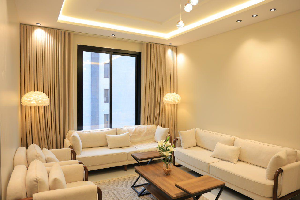 شقة بتصميم جذاب بأثاث مريح وبسيط | 5582 الصورة الأساسية