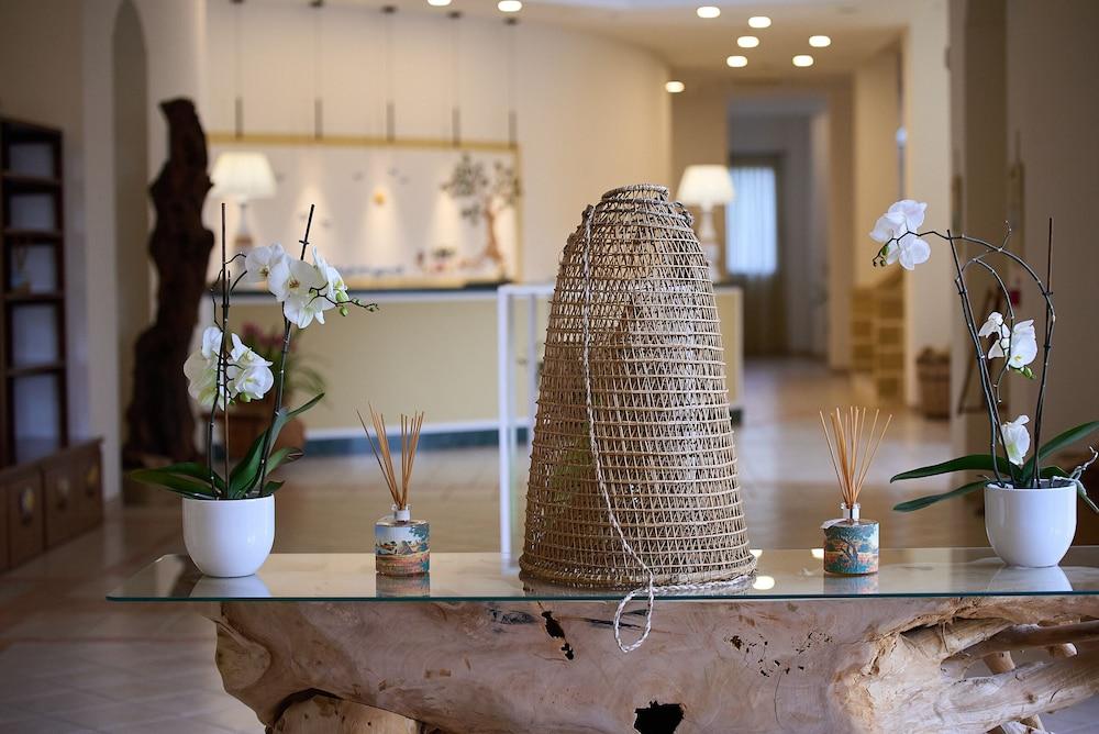 مونتيكاليني هوتل - لبالغين فقط الردهة