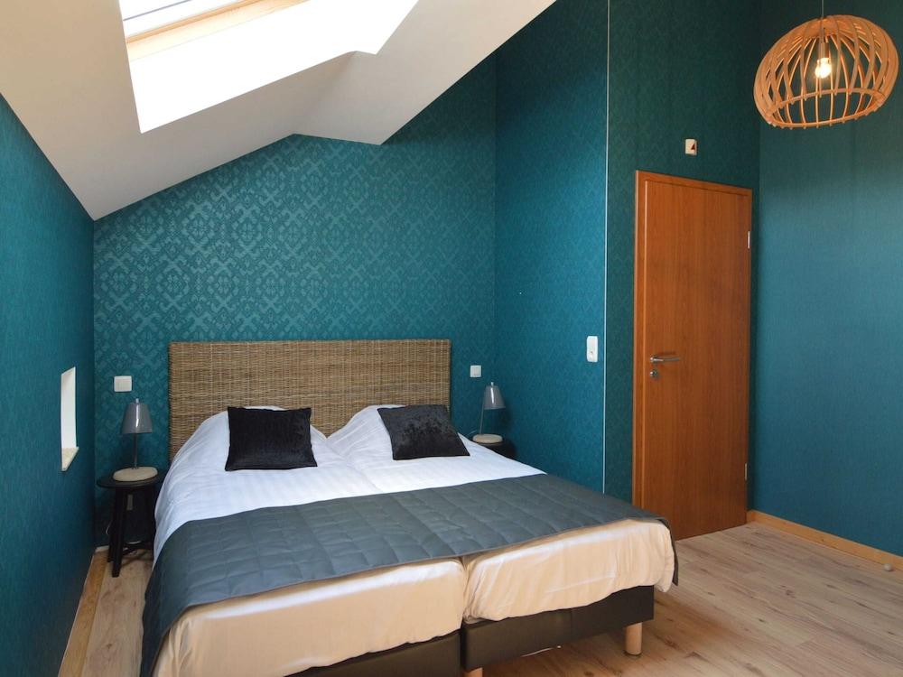 جورجياس هوليداي هوم إن وايمز ويذ إن هاوس ثيتر آند بول غرفة