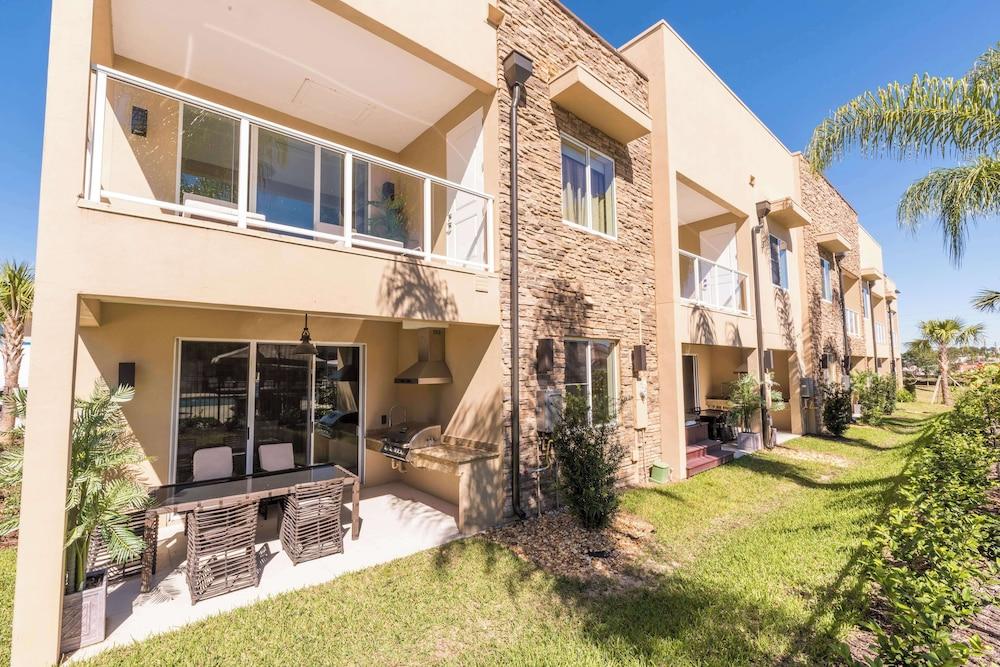 ماجيك فيليدج ياردز، تريدمارك كوليكشن باي ويندام المنطقة الخارجية