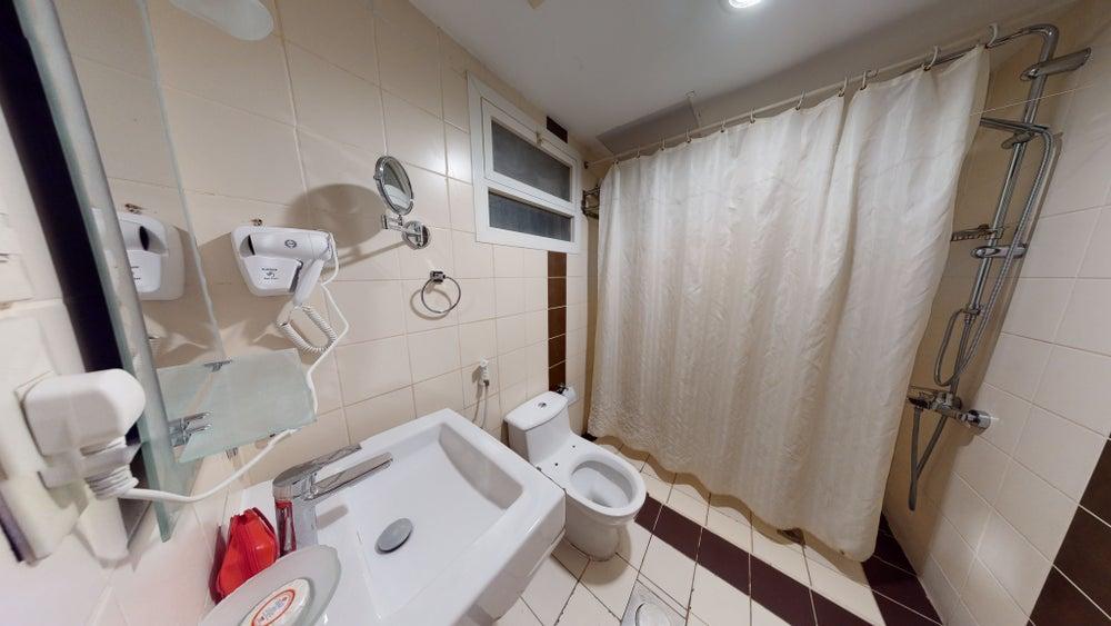 Comfy Chalet with Comfortable and Simple Furniture | 1015 Bathroom