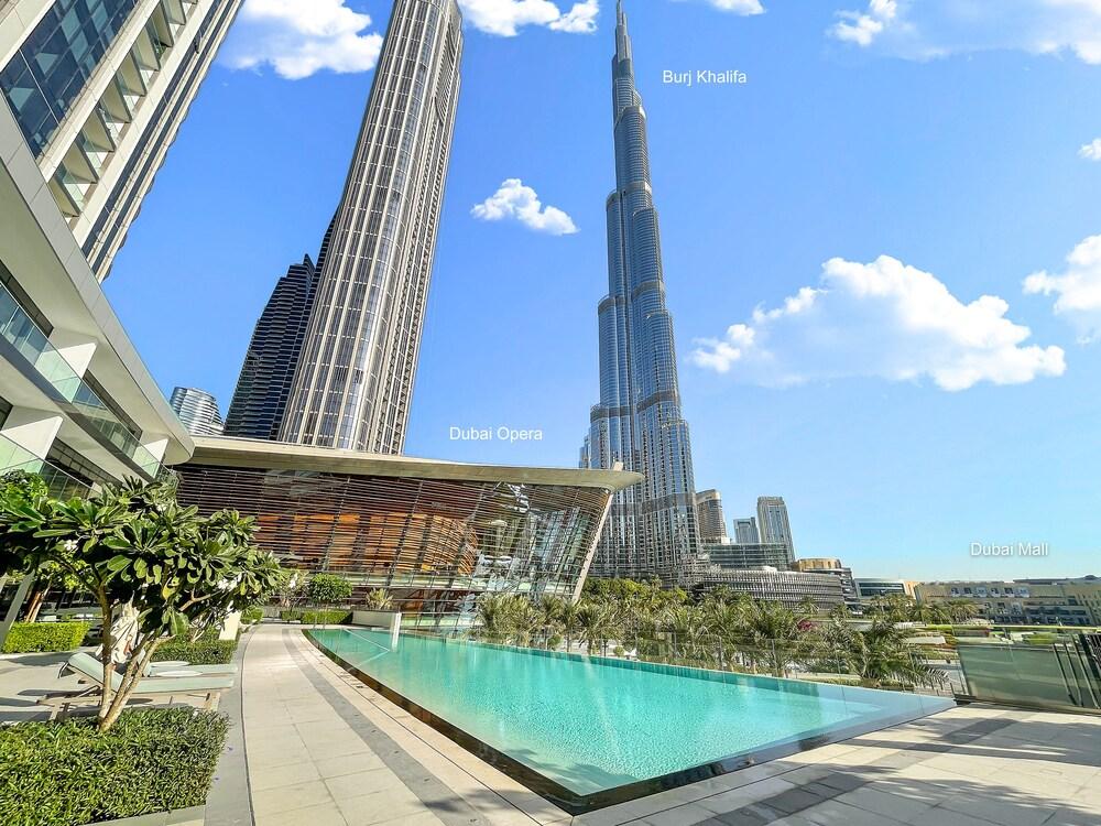 شقق سكاي 9 وسط مدينة دبي حمام سباحة مكشوف