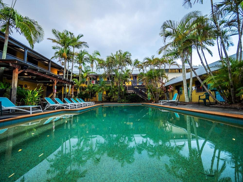 اي إي ٕايبٕي بايرون حمام سباحة مكشوف