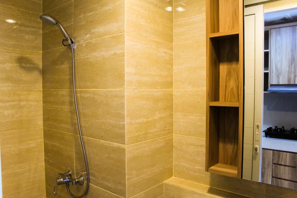 Minimalist and New Furnished Studio Apartment at Springwood Residence Bathroom