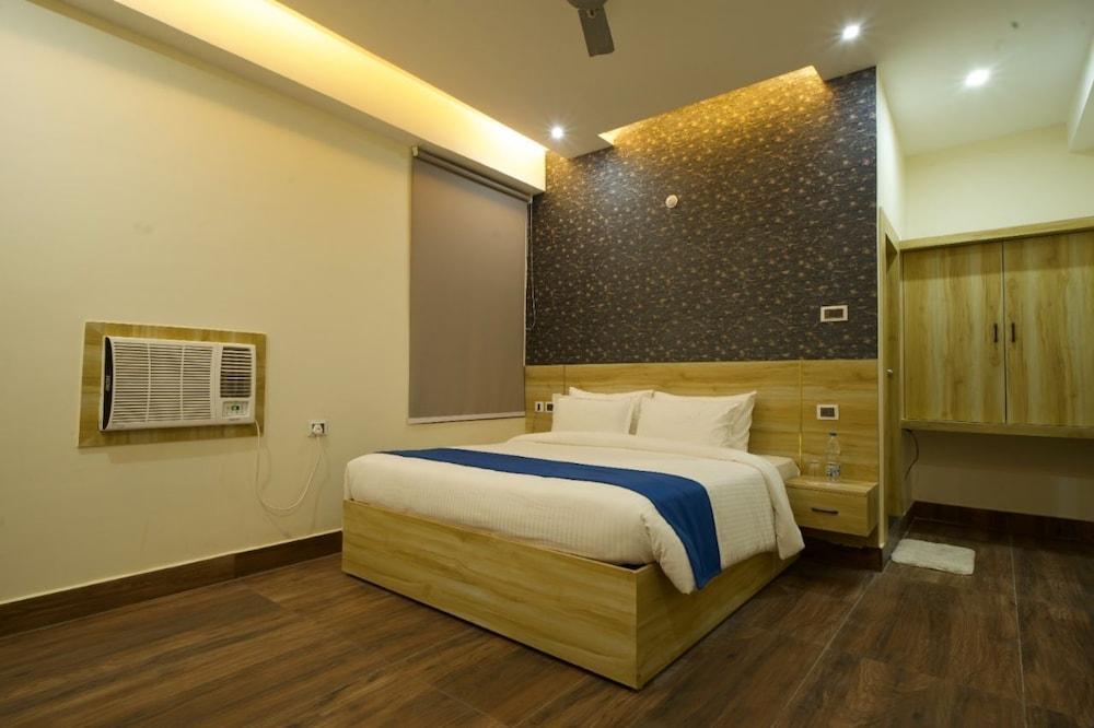 Dolphin club and Resort Room