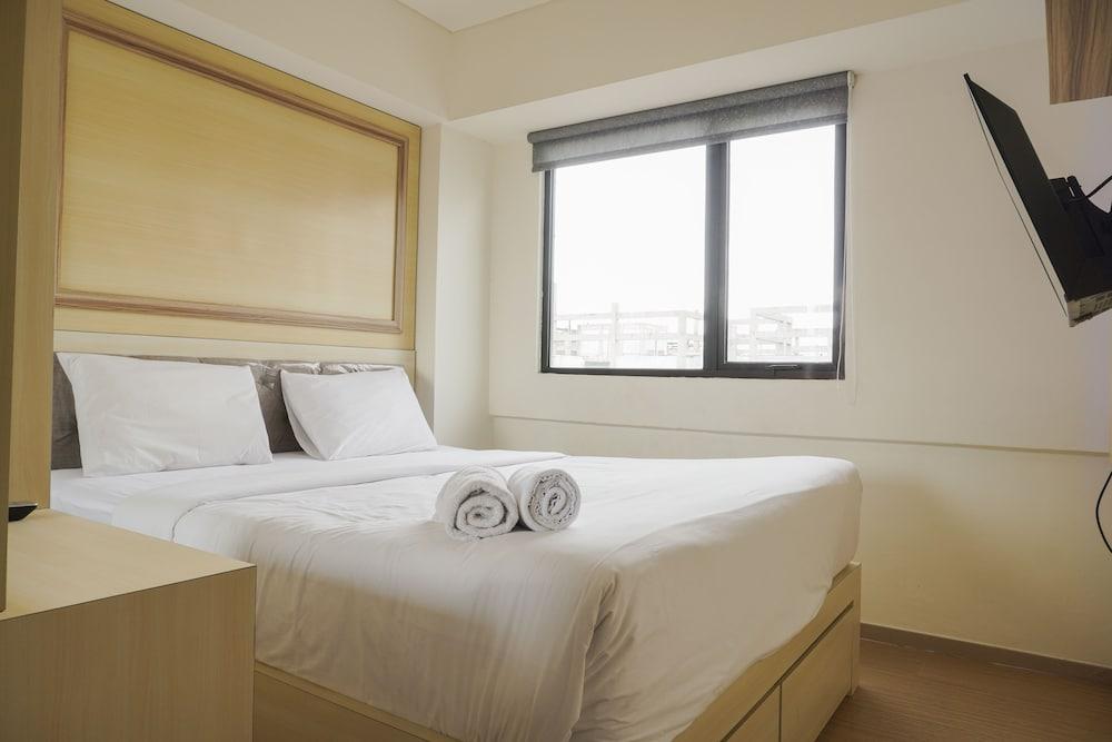 Comfort 1Br With Working Room At Meikarta Apartment