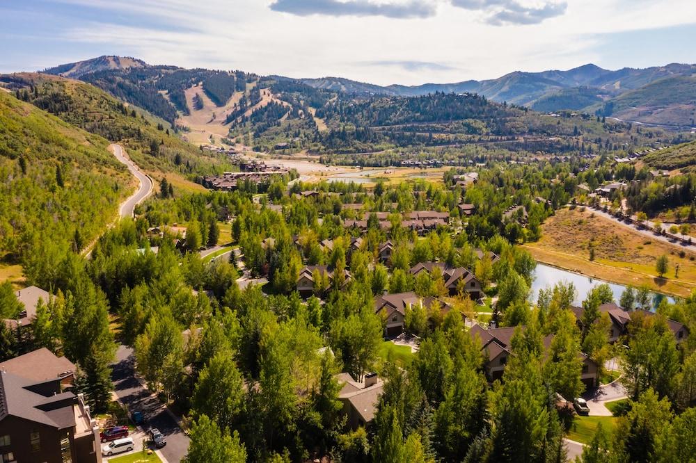 سكارليت باي أفانتستاي سبيشوس ماونتن هوم بي/ جورجاس فيوز آند هوت توب منظر من الجو