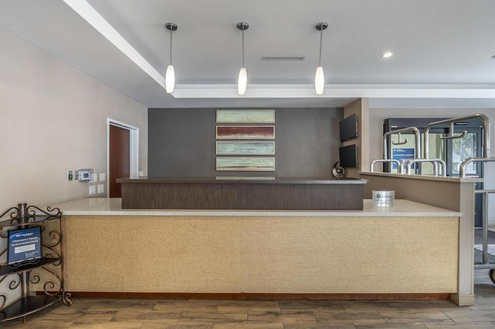 بست وسترن بلس هوتل آت ذا كونفينشن سنتر منطقة الاستقبال