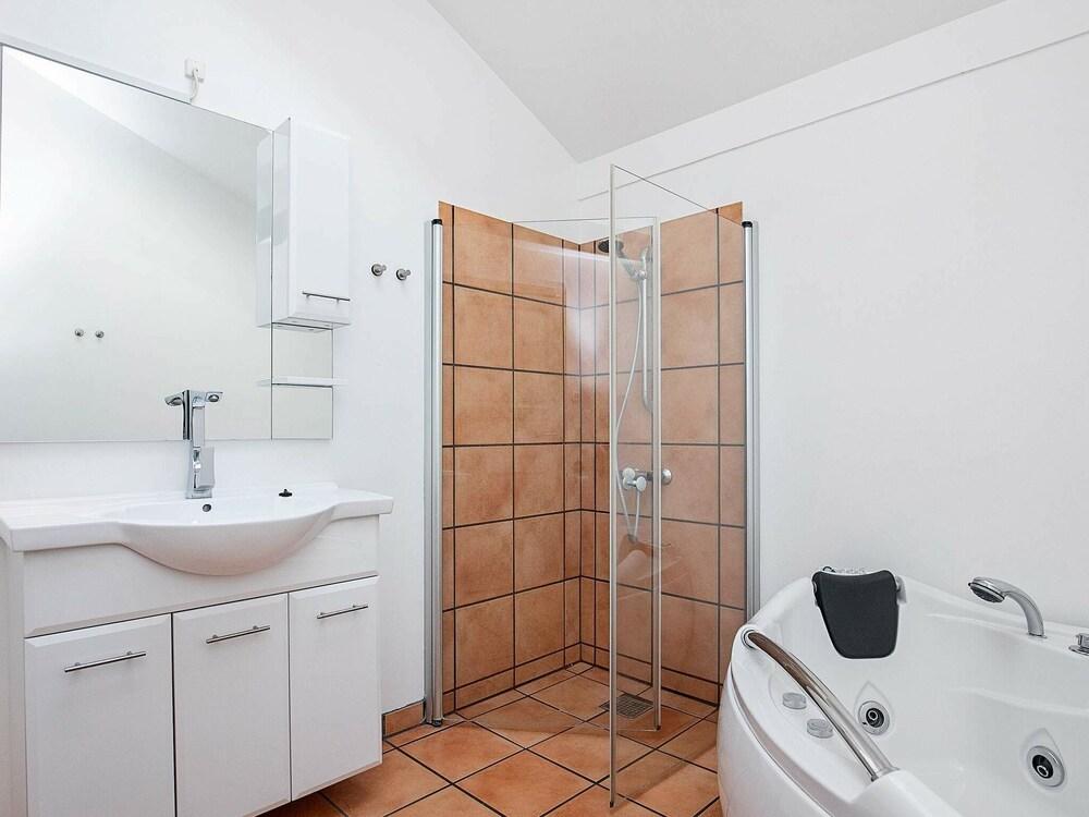 مودرن هوليداي هوم إن ستروبي ويذ ويرلبول حمام