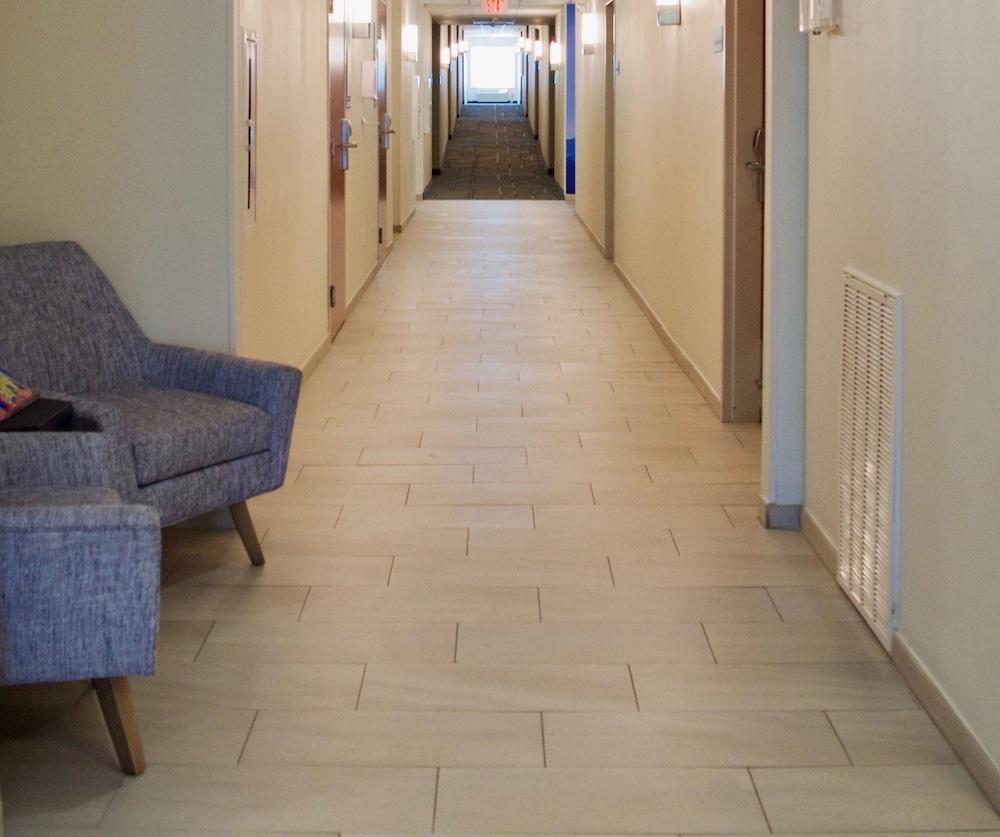 هوليداي إن إكسبرس آند سويتس كوليدج ستيش ا باي آيتش جي المنطقة الخارجية