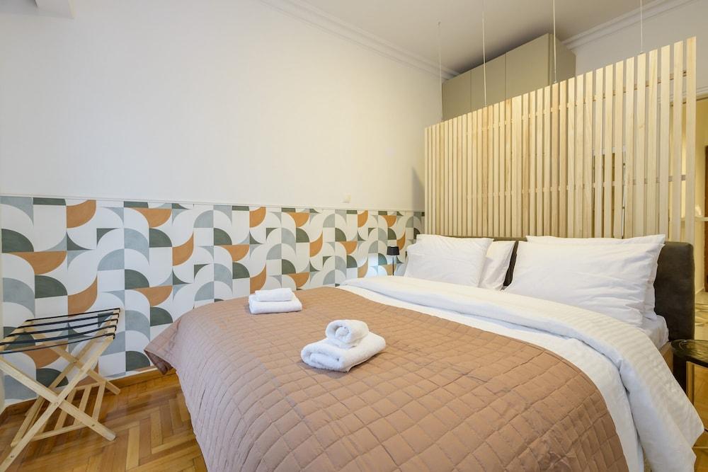 Fully Renovated Flat in Prime Location Room