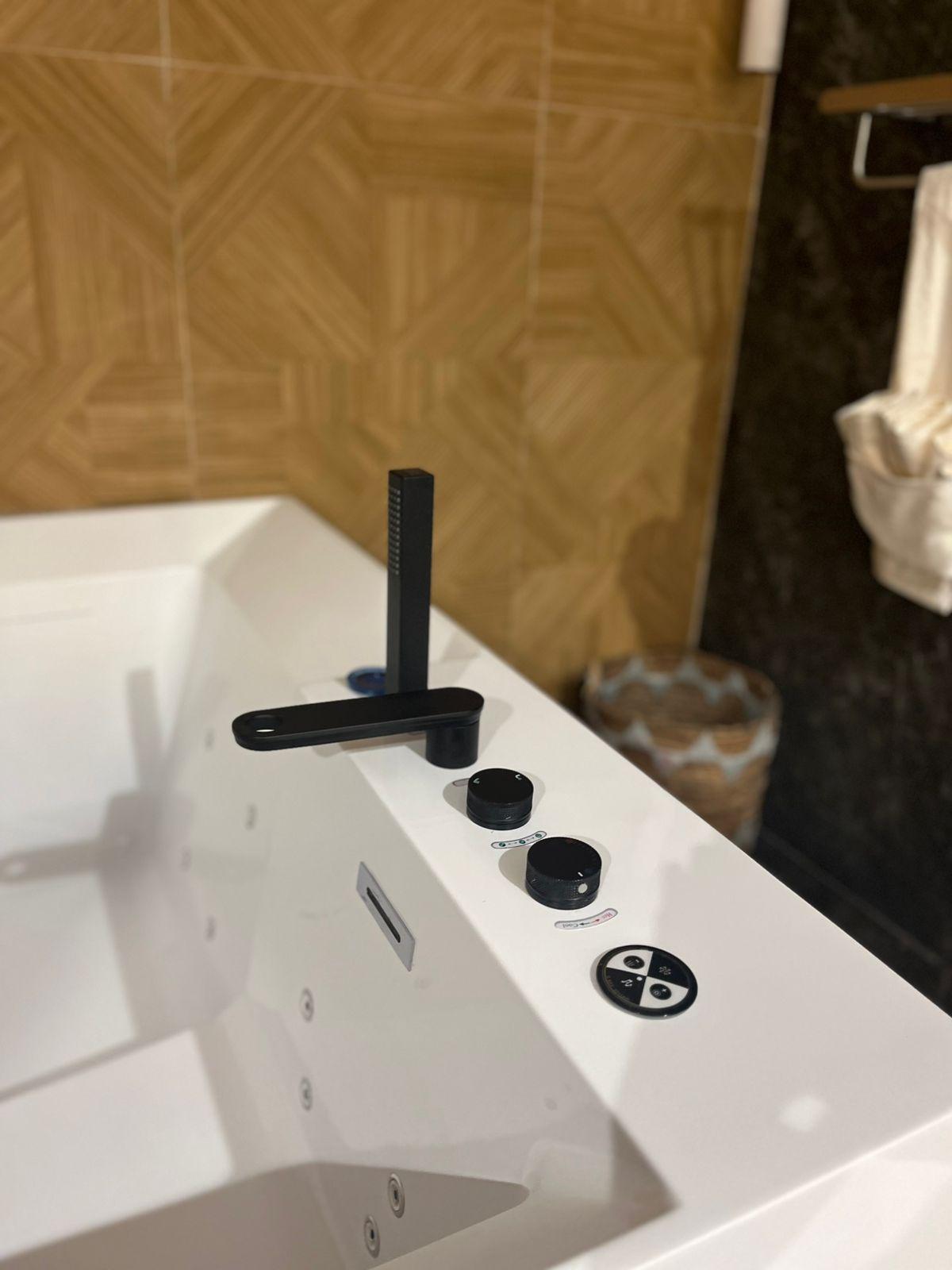 فيلا بتصميم أنيق ودخول ذاتي | 5822 جاكوزى