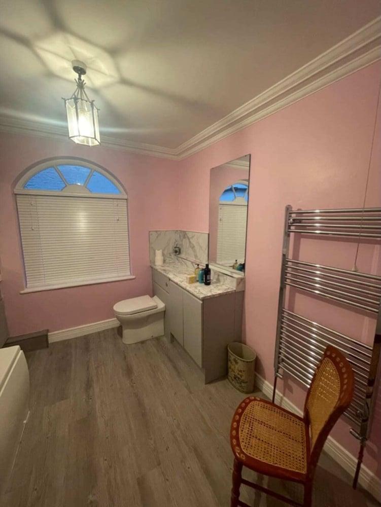 Expansive 4BD Home- 15 min From Buckingham Palace! Interior