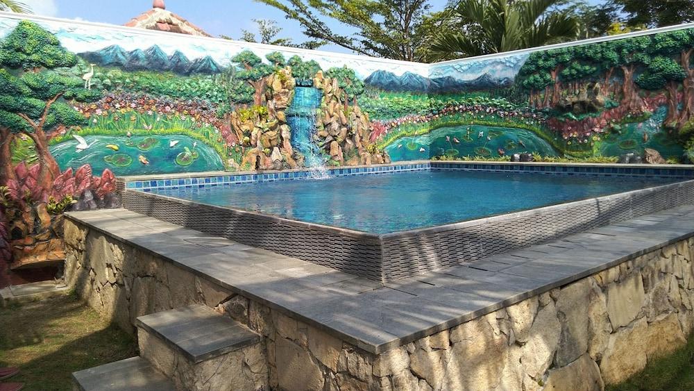 فيلا مالانج ماري إند بونكاك بورينج زحليقة مائية