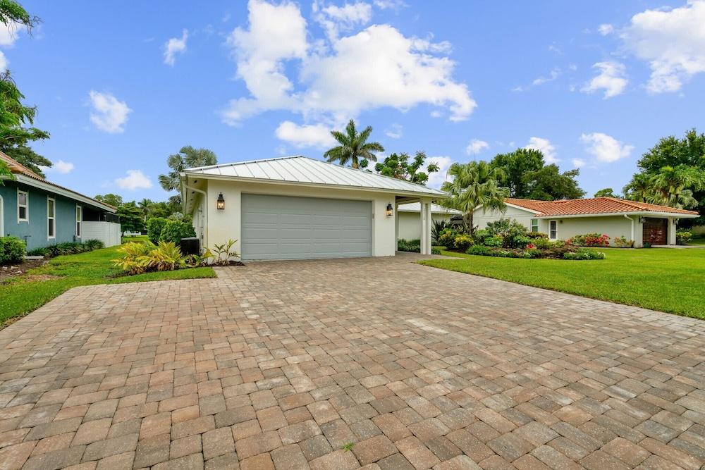 روفيجو فاكيشن رينتال  سبيشوس ريتريت ويذ بانوراميك ليك فيوز إن كينجز ليك. 4 بد رم 2و باث روم هوم وذ برايفت بول، جست 3.4 مايلز فروم ذا فيبرانت فيفث أفينيو ساوث آند نابلز أتراكشنز المنطقة الخارجية