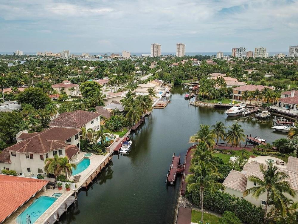 غورجس 5 بد روم هوم ويذ هيتيد بول كانال فرونت منظر من الجو