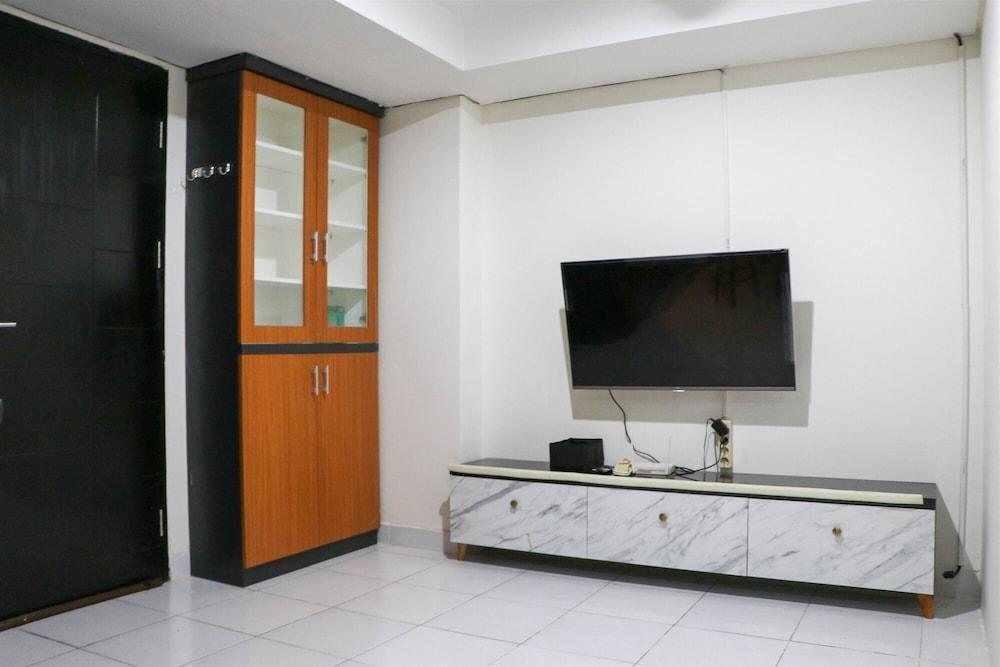 Warm And Homey 2Br At Sentraland Cengkareng Apartment Interior