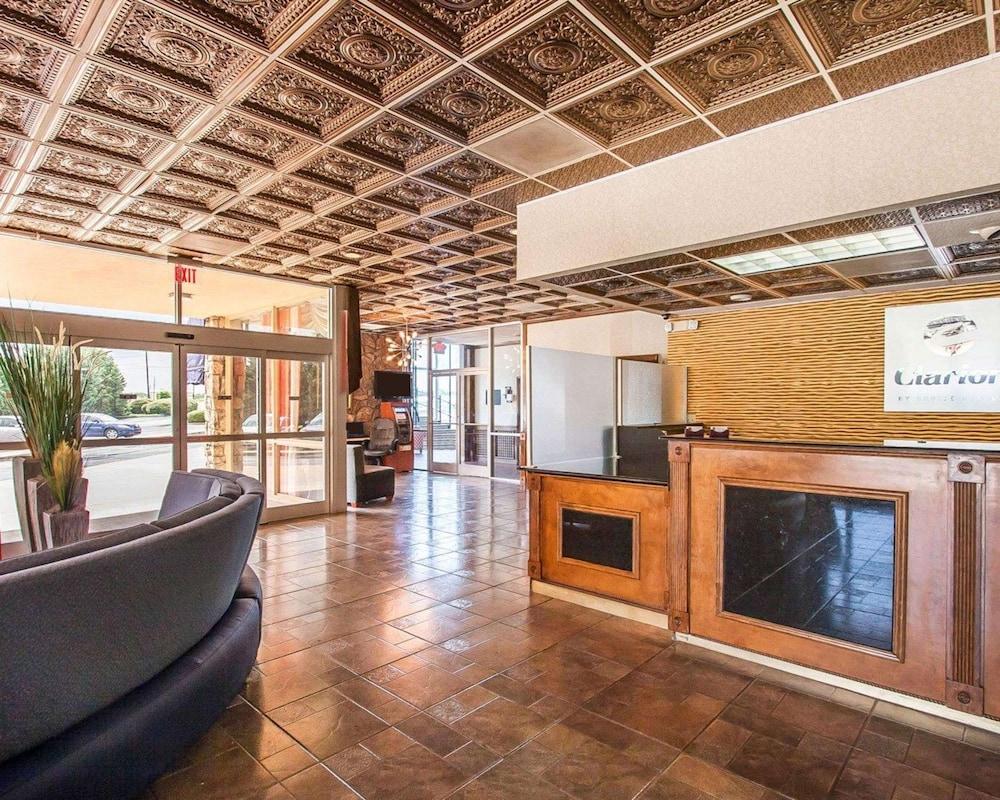 كلاريون إن آند سويتس يونيفرستي سنتر الردهة