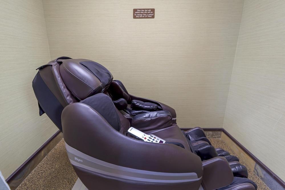 بست ويسترن بونيفيل إن آند سويتس نادي صحي