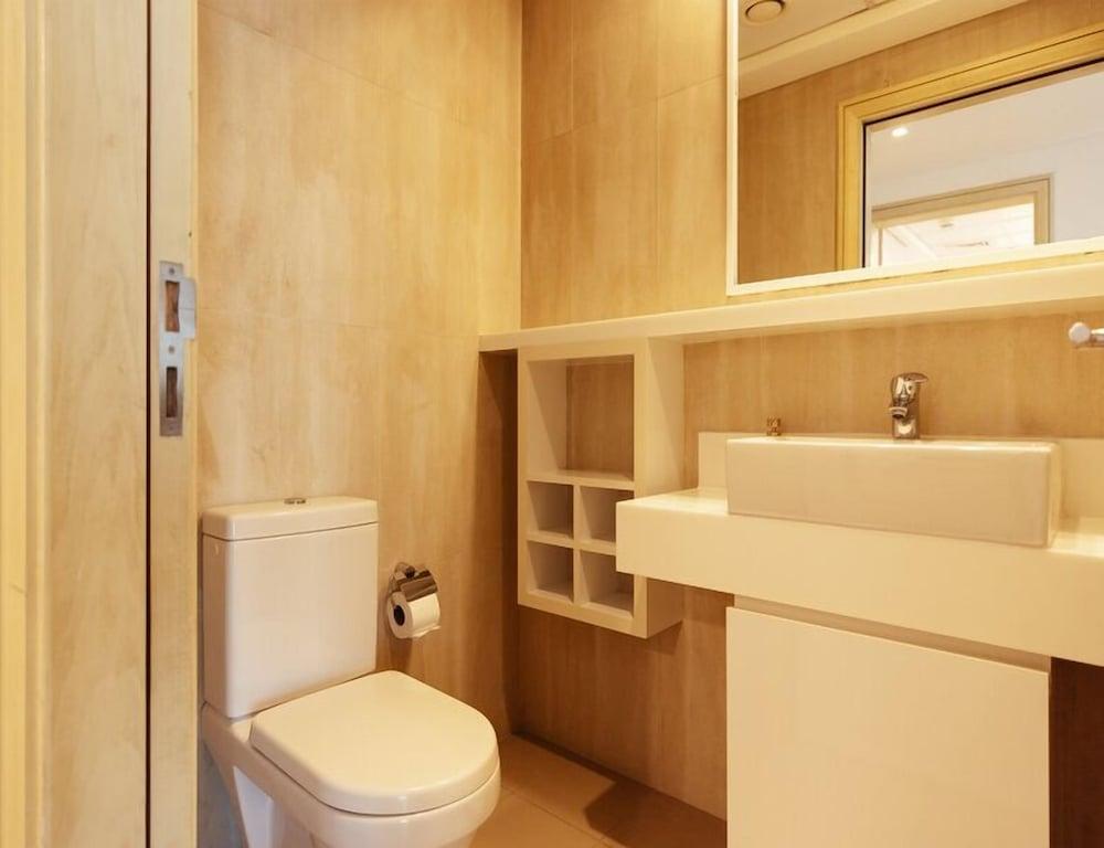 شقة رائعة بغرفتَي نوم وإطلالات ساحرة على البحر حمام