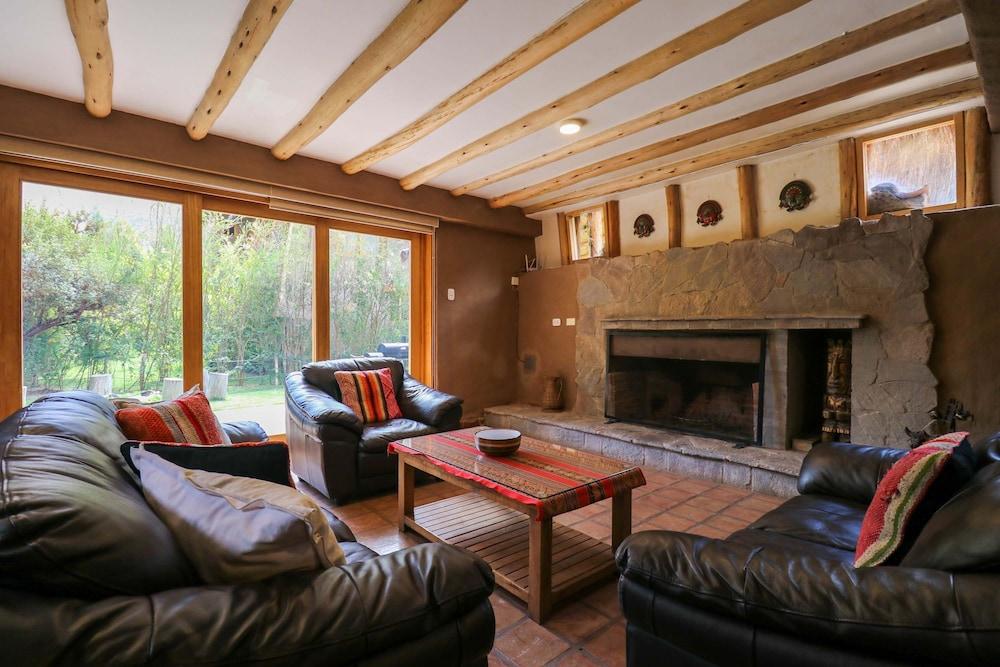 w Prestigious 3BR House in Villa Sagrado