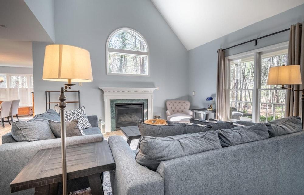 Best Location Luxury 3 BD Escape Near Airport Room