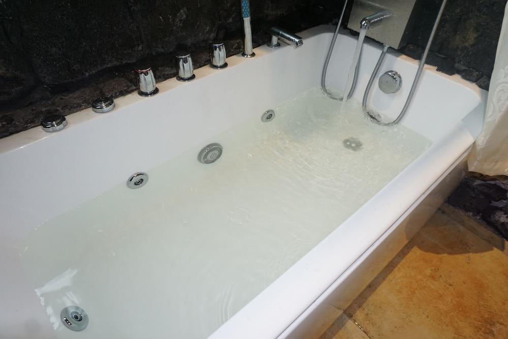 كاسا سبا روم ويذ توب، سبي سيرفيسيز ويذ توركيش باث، إكسفولياشنز المنطقة الخارجية