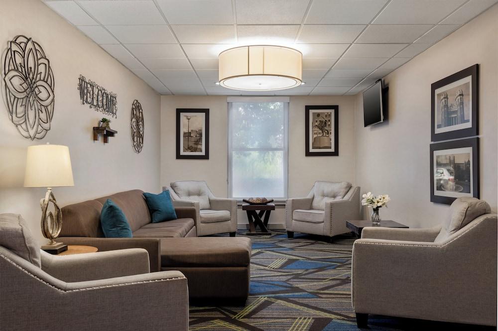 Holiday Inn Express Tallahassee - I-10 E by IHG Lobby Sitting Area