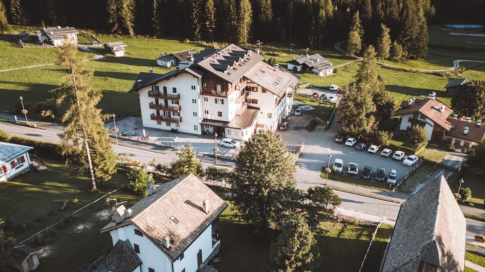 ي إي آي هوتل بيلامونتي منظر من الجو