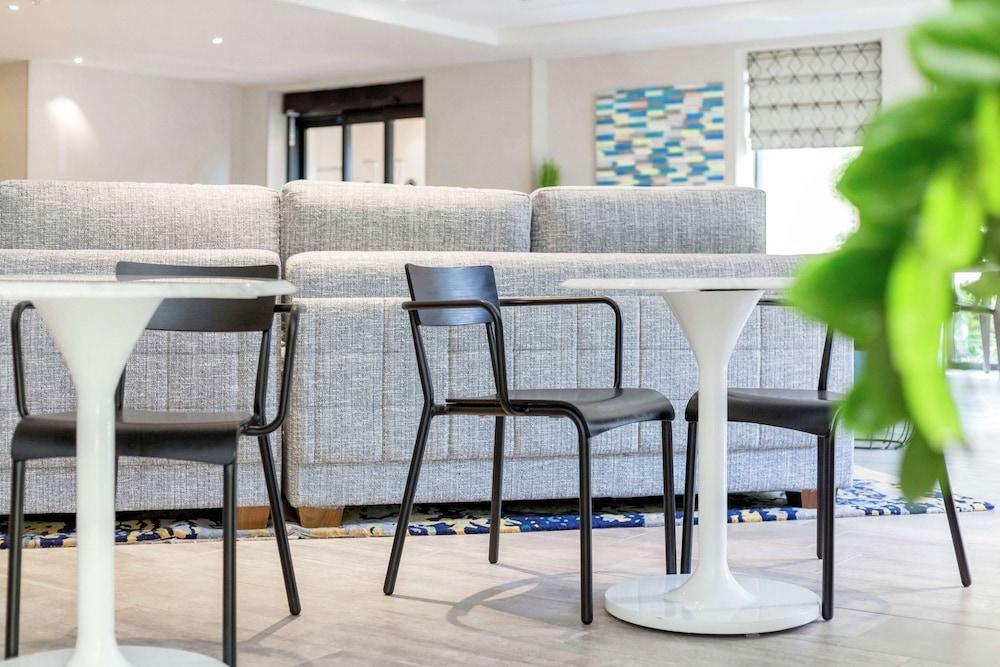 DoubleTree by Hilton Austin - University Area Lobby