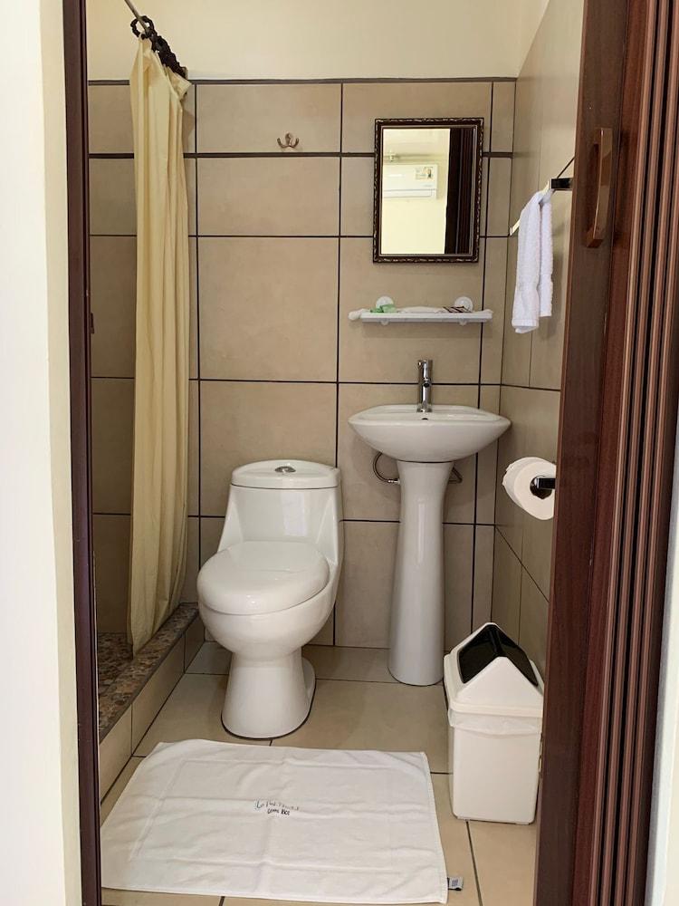 لو بيتيت هوتل حمام
