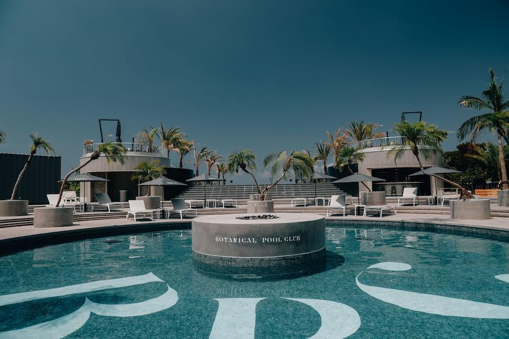 بوتانيكال بوول كلوب حمام سباحة مكشوف