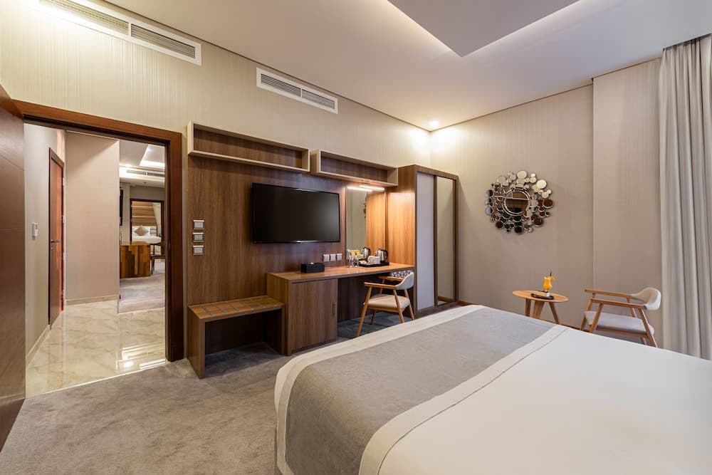 Crowne Rose AlSahafa Hotel Room