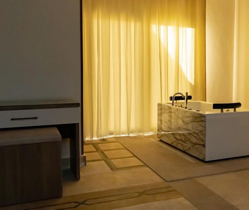 Narmer Pyramids View Indoor Spa Tub