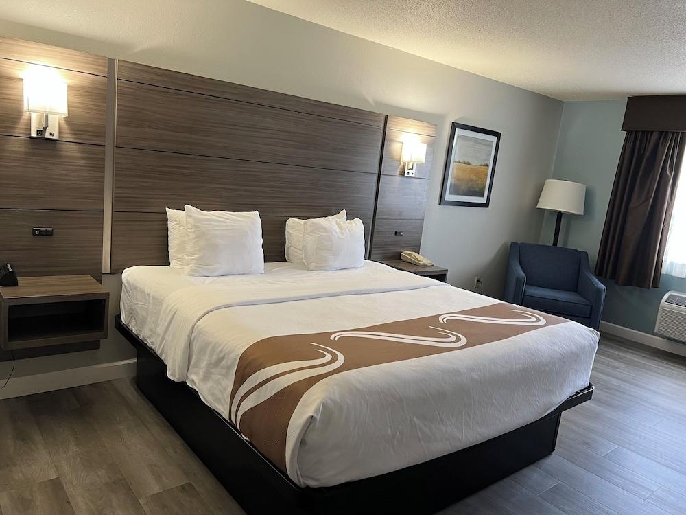 كواليتي إن آند سويتس ريد وينج غرفة