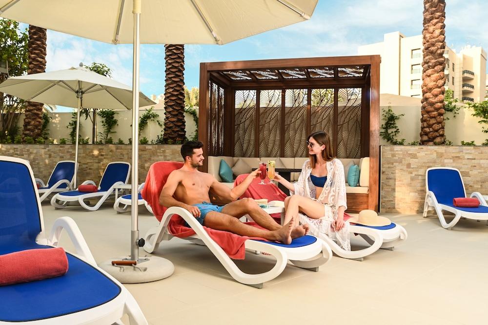 أرابيان بارك، دبي، فندق إيدج من روتانا حمام سباحة مكشوف