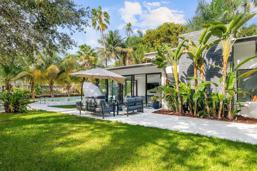 بيس فول  بي اي فاميلي هاوس ويذ بول المنطقة الخارجية