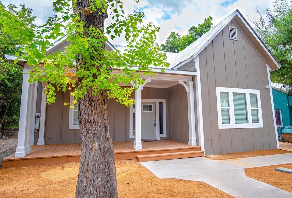 منزل جديد كليًا معاد تحديثه مكون من 3 غرف نوم/حمامين وغرفة صغيرة للتخزين بالقرب من وسط المدينة المنطقة الخارجية