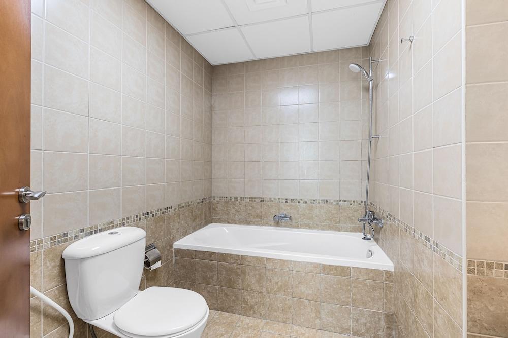 بيور ليفينج - شقة رائعة بشرفة وإطلالة على المارينا حمام