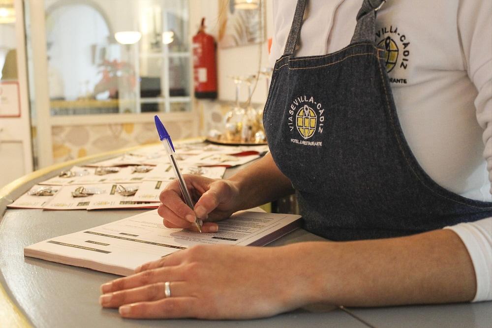 هوتل ريستورانتي فيا سيفيلا - كديز باي ما 22 بونتوس منطقة الاستقبال