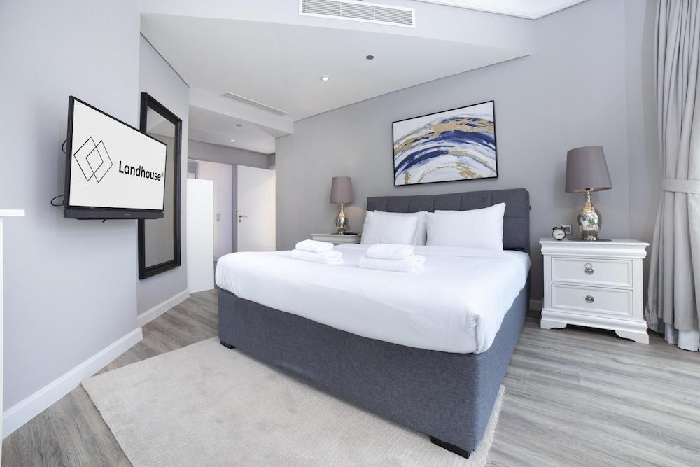 شقة بغرفتي نوم في نخلة جميرا مع شاطئ وملعب جولف مجاني غرفة