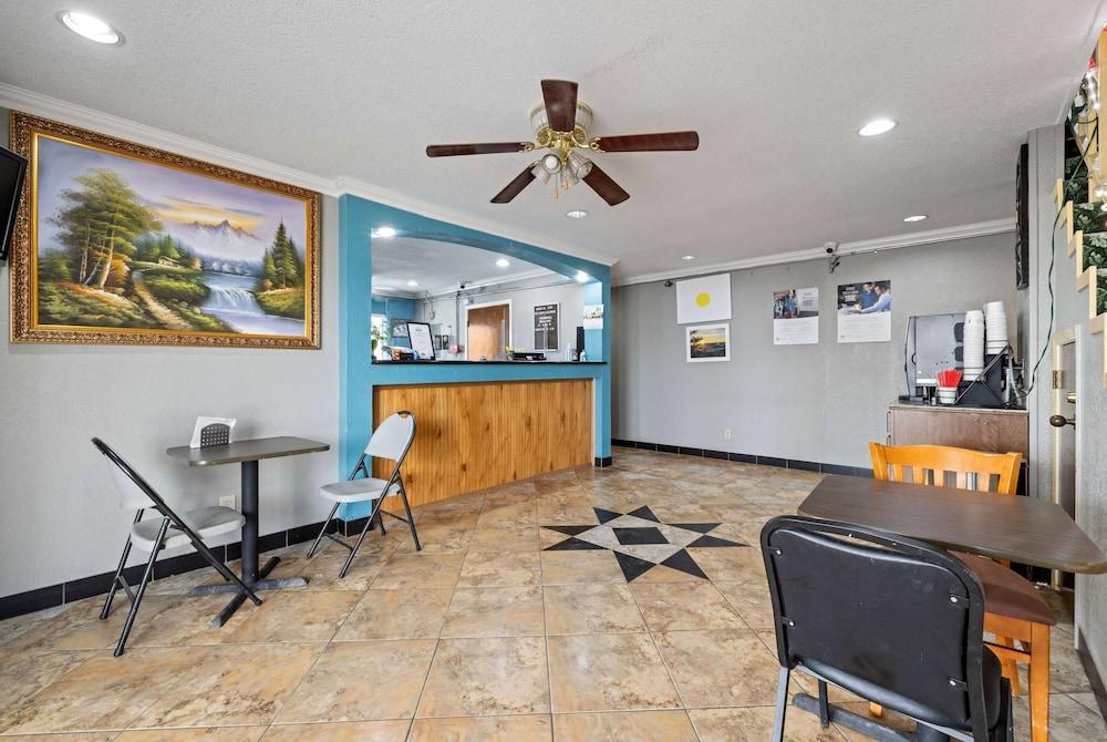 دايز إن باي ويندام كينيدي/كارنس سيتي