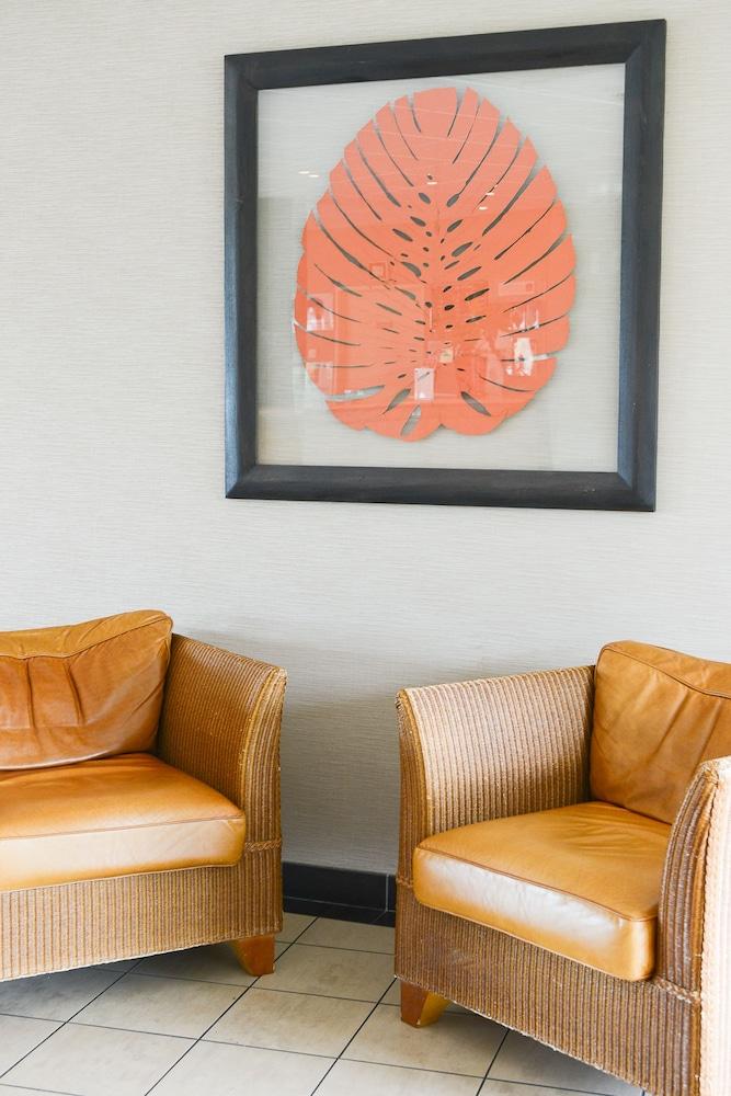 هوتل أشومب بورت سود دو جينيف منطقة الجلوس في الردهة