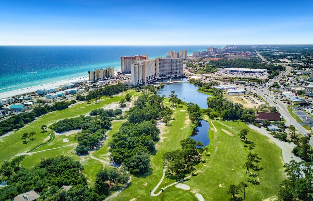 وارف تاون بيتش آند جولف منظر من الجو