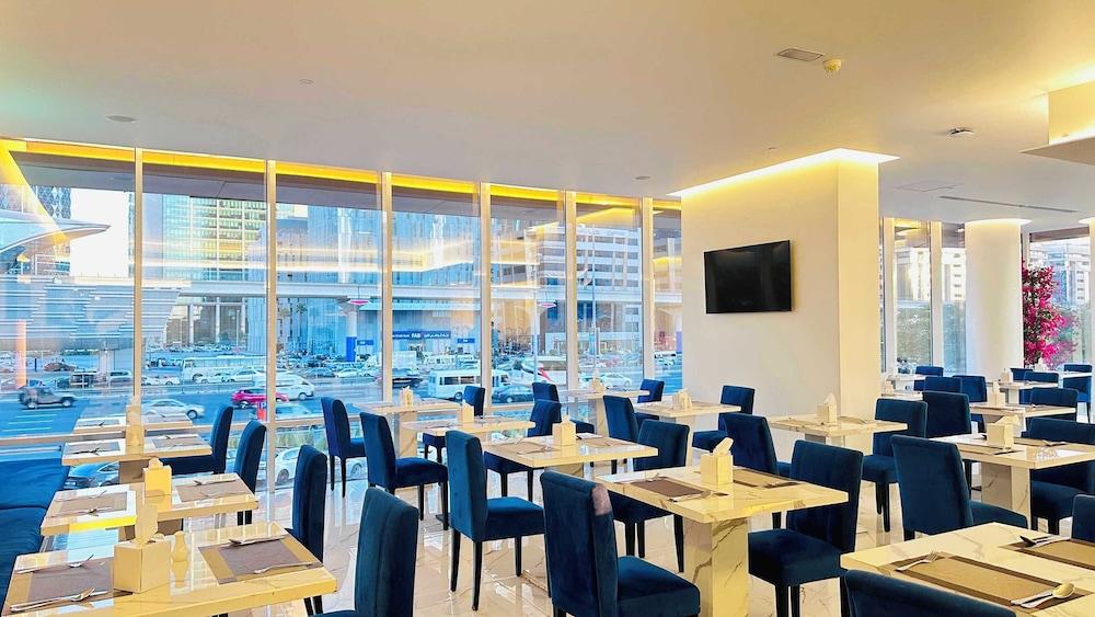 فندق الإمارات جراند مقابل مركز دبي المالي العالمي مطعم