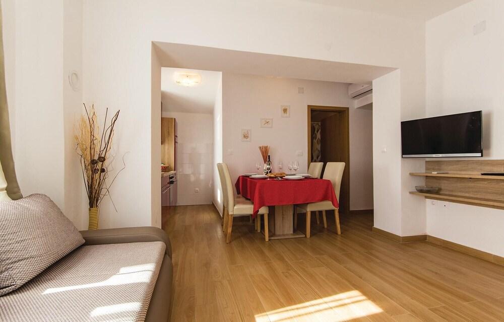 نايس هوم إن هريلجيسي ويذ ويفي آند 2 بد رومز المنطقة الخارجية