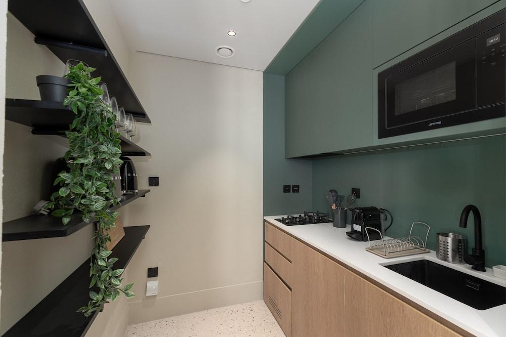 شقة إستوديو عصرية بإطلالة على برج خليفة غرفة