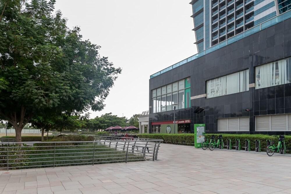 Guestready - Panoramic View of Dubai Skyline Property Grounds