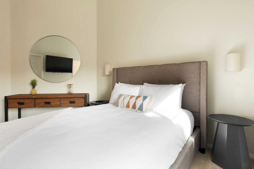 يوكاليبتس باي أفانتستاي ستونينج سكوتسديل هوم بو/ كوممونال بول آند هوت توب