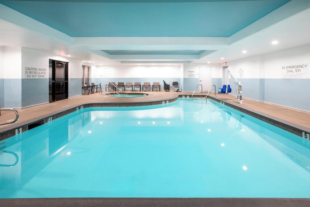 هوليداي إن إكسبرس آند سويتس ليثروب باي آيتش جي زحليقة مائية